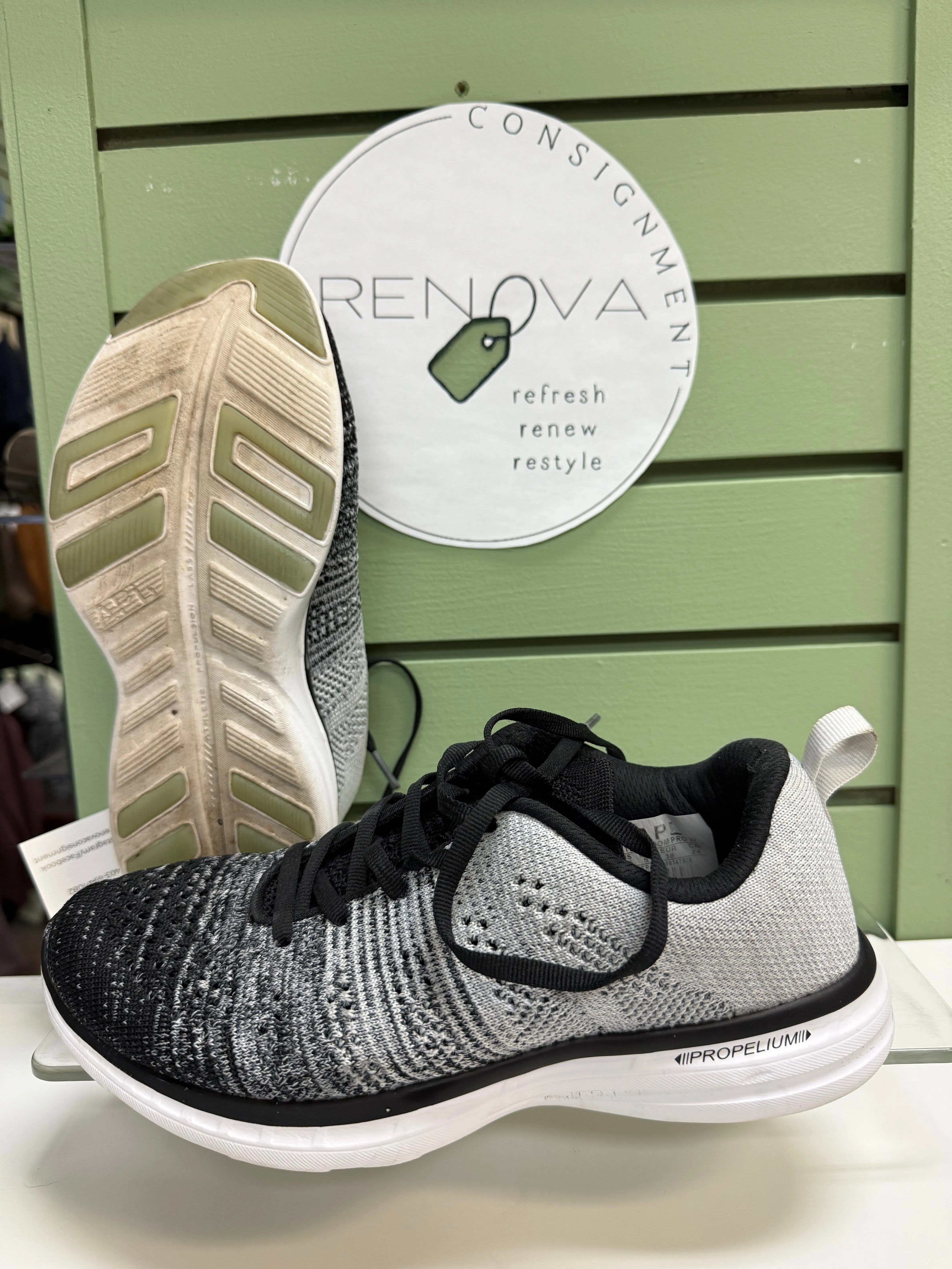 APL Techloom Pro Runners (Womens 7.5) Ventilation