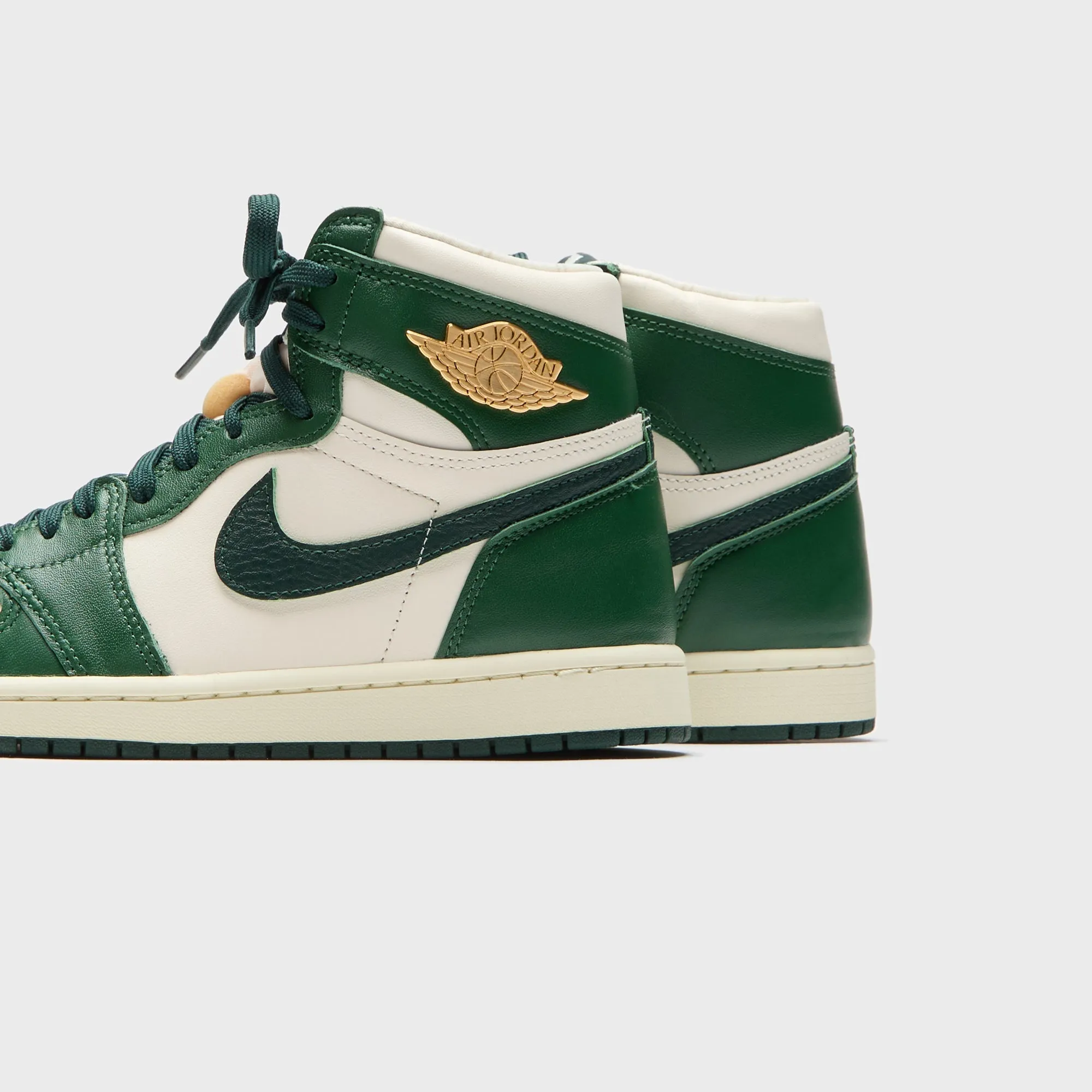 Iconic look Jordan WMNS Air Jordan 1 Retro High OG - Fir / Coconut Milk / Pro Green