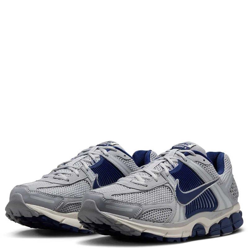 Smooth Lines Chase Step Nike Men's Zoom Vomero 5