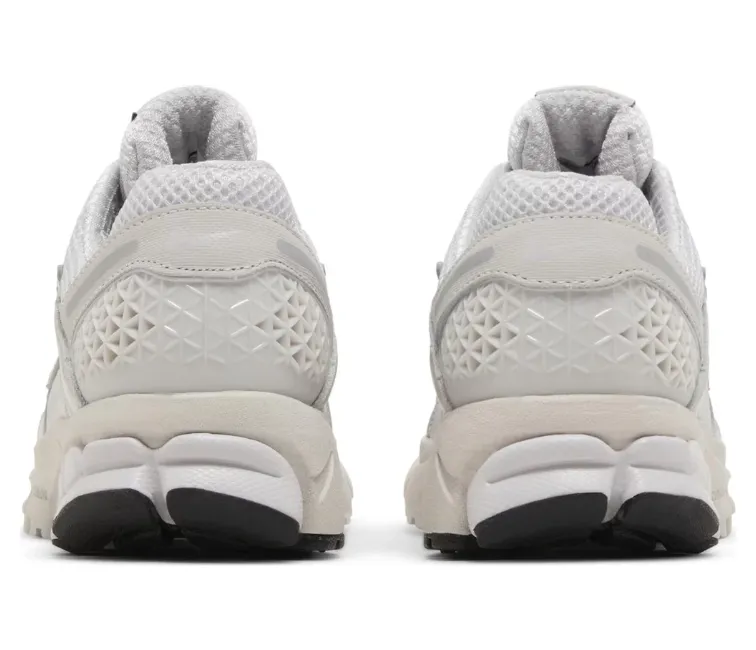 Soft Interior Men??s Nike Zoom Vomero (White/Vast Grey)