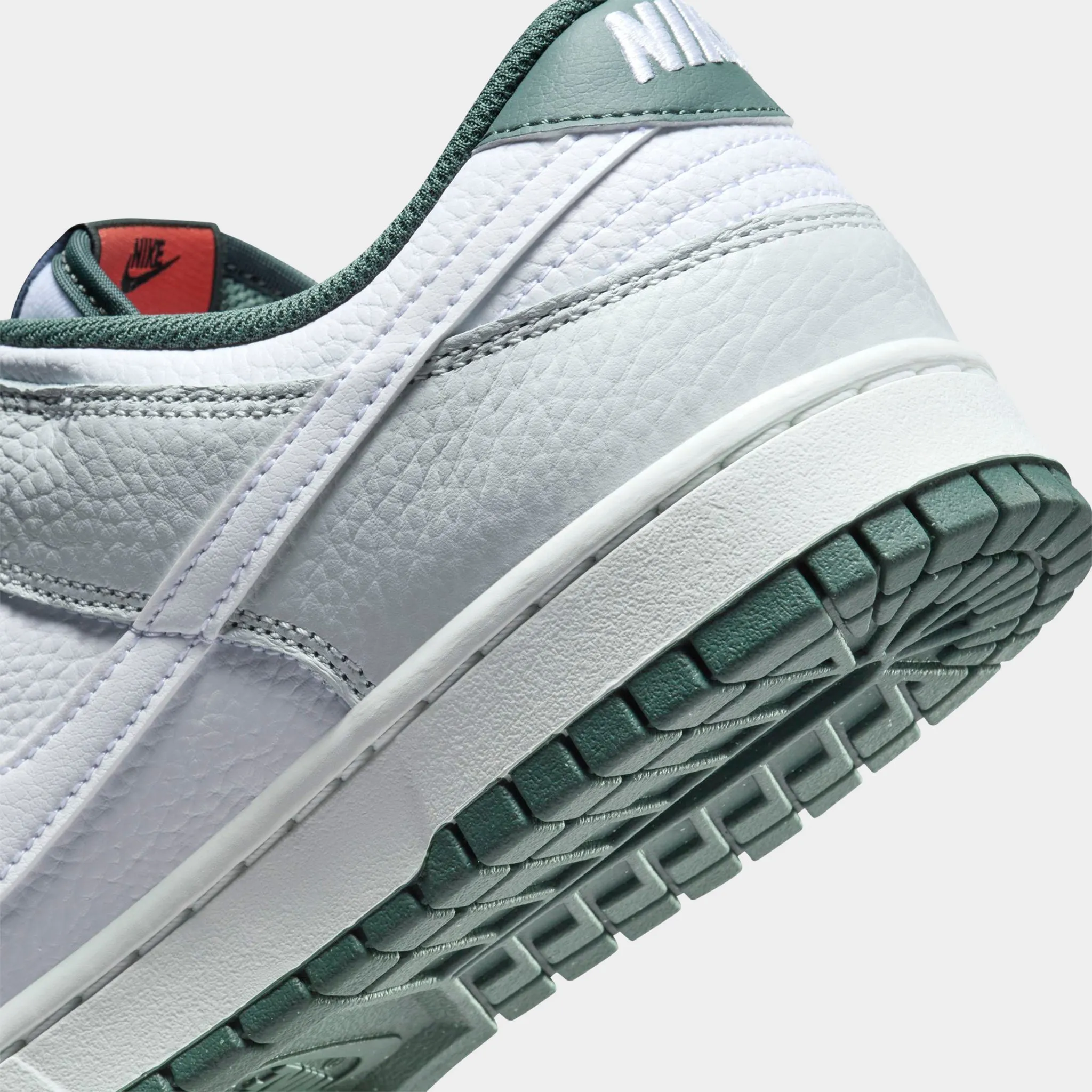 Nike Dunk Low Retro SE Photon Dust / White - Vintage Green Effortless Silhouette