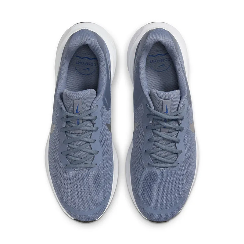 Nike Men's Revolution 7 Smart Casual on the road