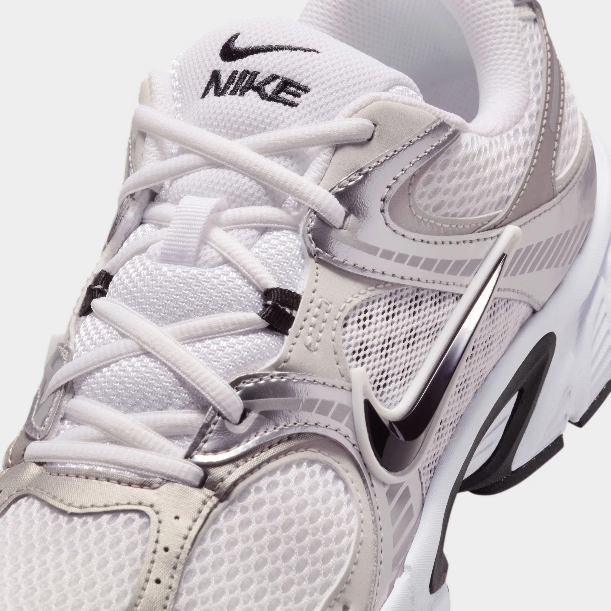 Enhanced Grip Pattern Resilient Sole Nike V5 RNR White / Black