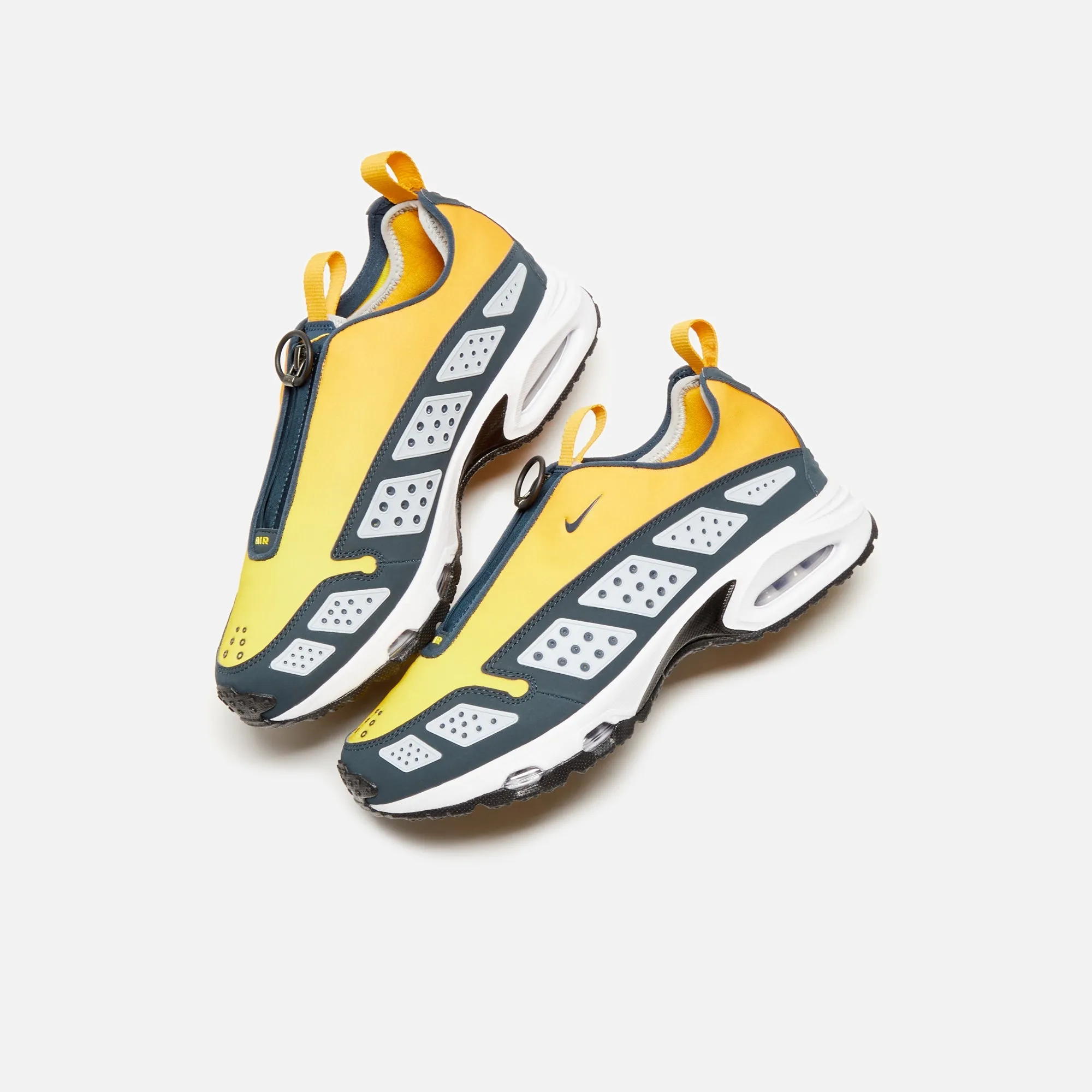 Iconic arch Simple Form Nike WMNS Air Max SNDR - Canyon Gold / Light Smoke Grey / Speed Yellow / Deep Ocean