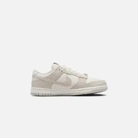 Comfy Fit Fast Action Nike WMNS Dunk Low PRM - Oly Phantom / Photon Dust / Light Smoke