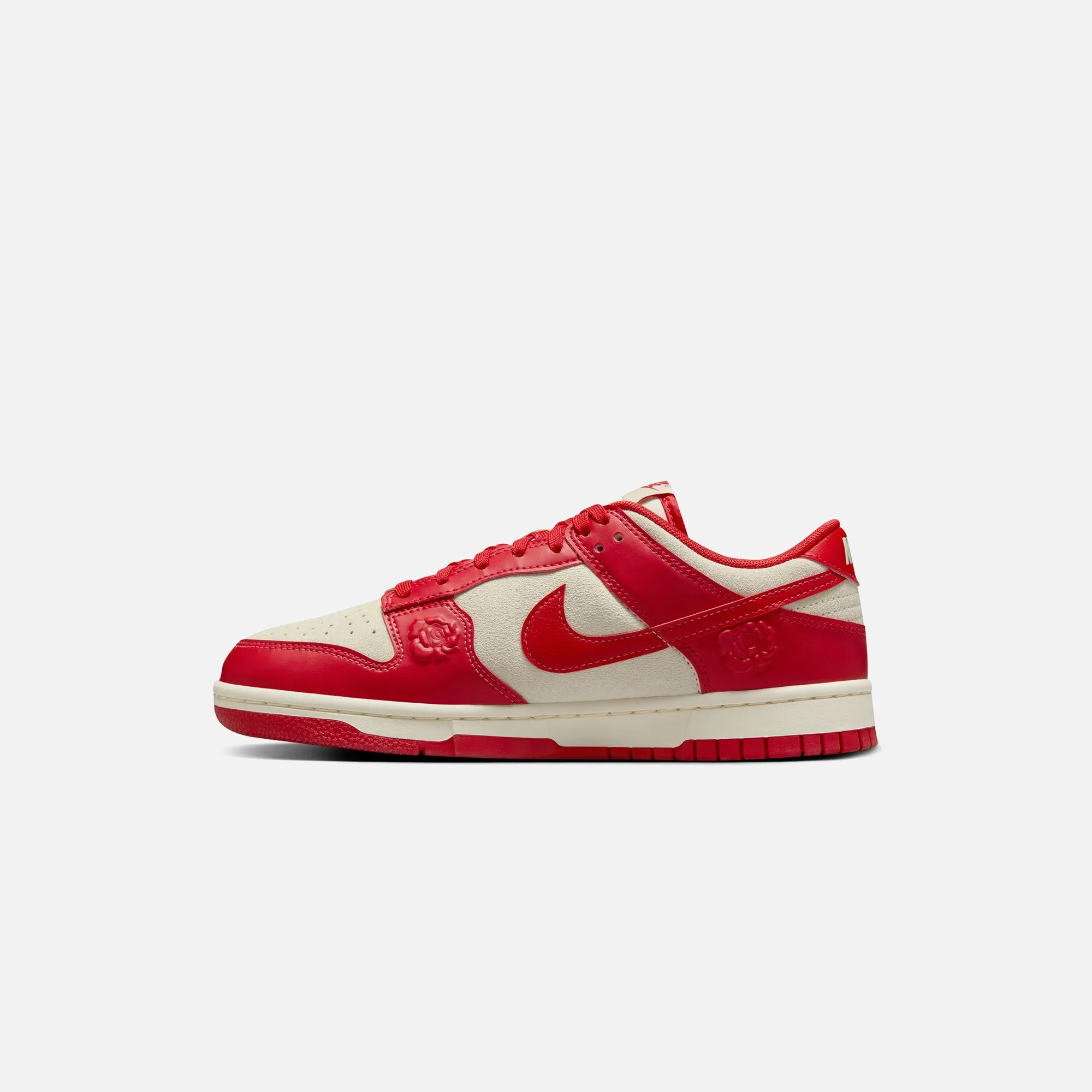 Nike WMNS Dunk Low SE - Coconut Milk / University Red / Pale Ivory Aerated Insole Flexible frame