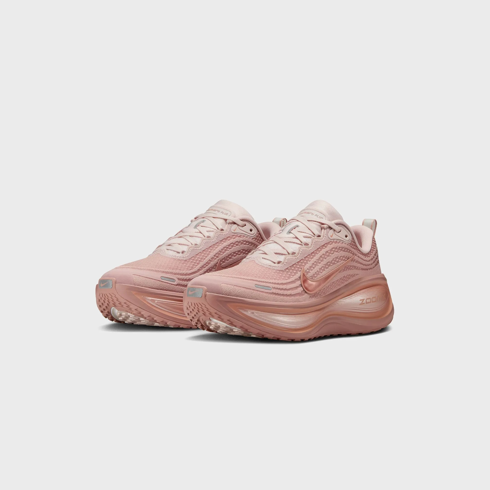 Nike WMNS Vomero Plus - Particle Pink / Metallic Rose Gold / Silt Red Easy Movement