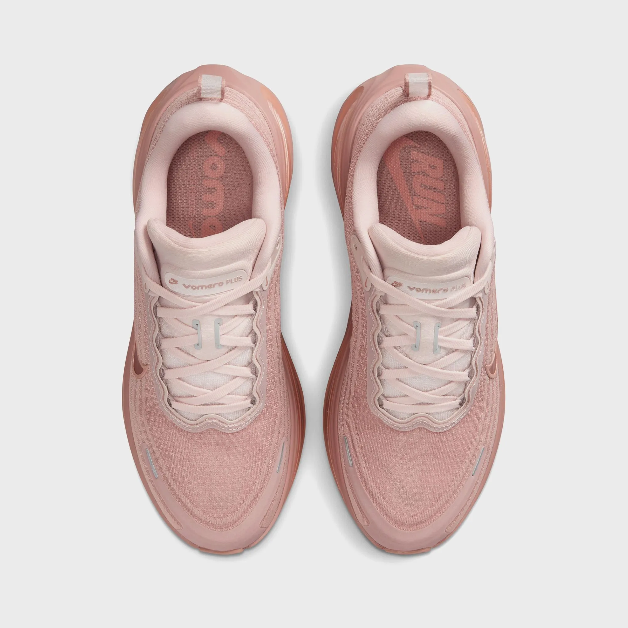 Active Design Nike WMNS Vomero Plus - Particle Pink / Metallic Rose Gold / Silt Red
