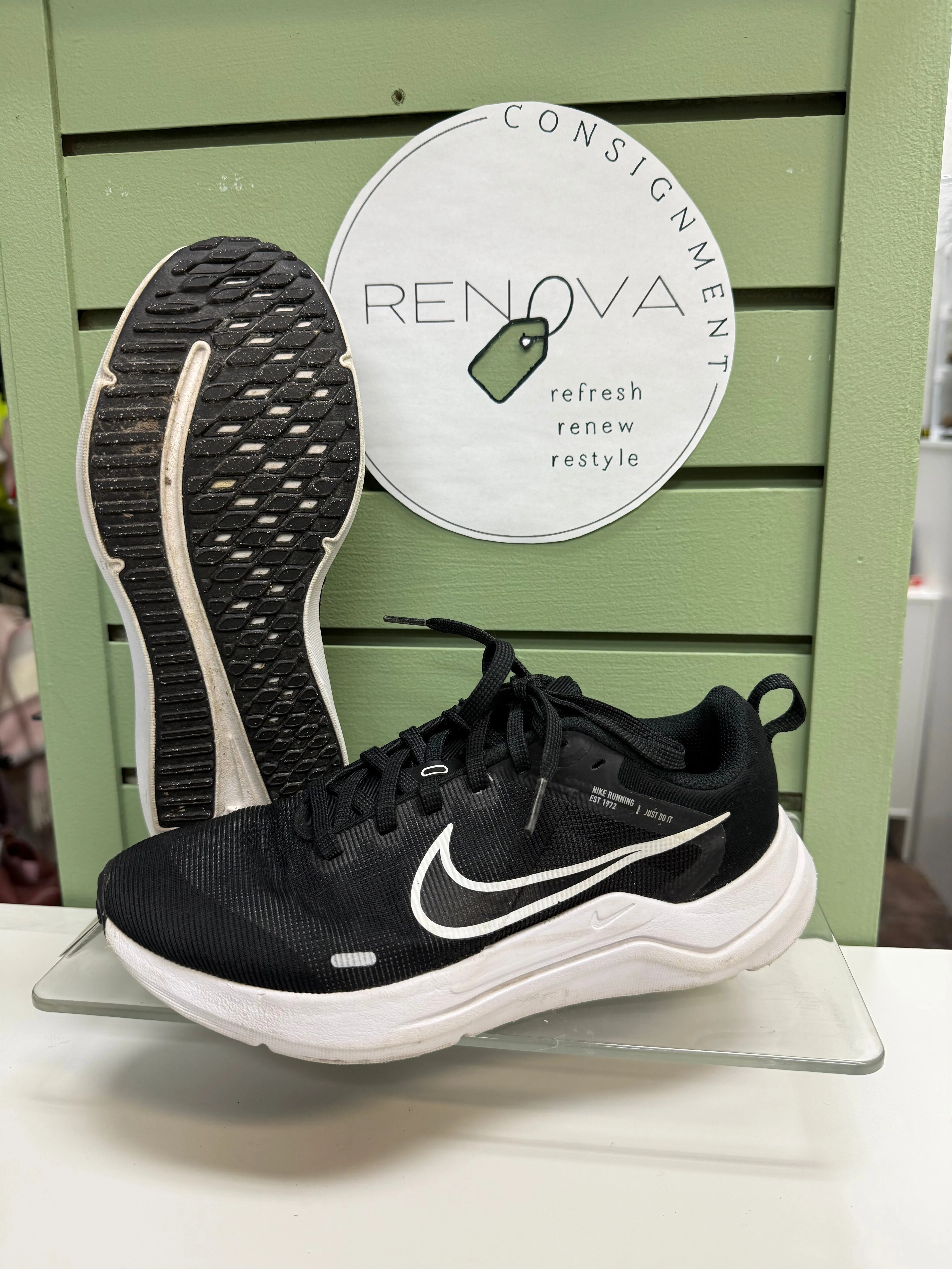 Grounded Footbed Classy flair Nike Downshifter 12 Runners (Womens 7)