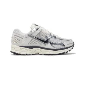 Zoom Vomero 5 'Photon Dust Metallic Silver' W (2023) Glam fit