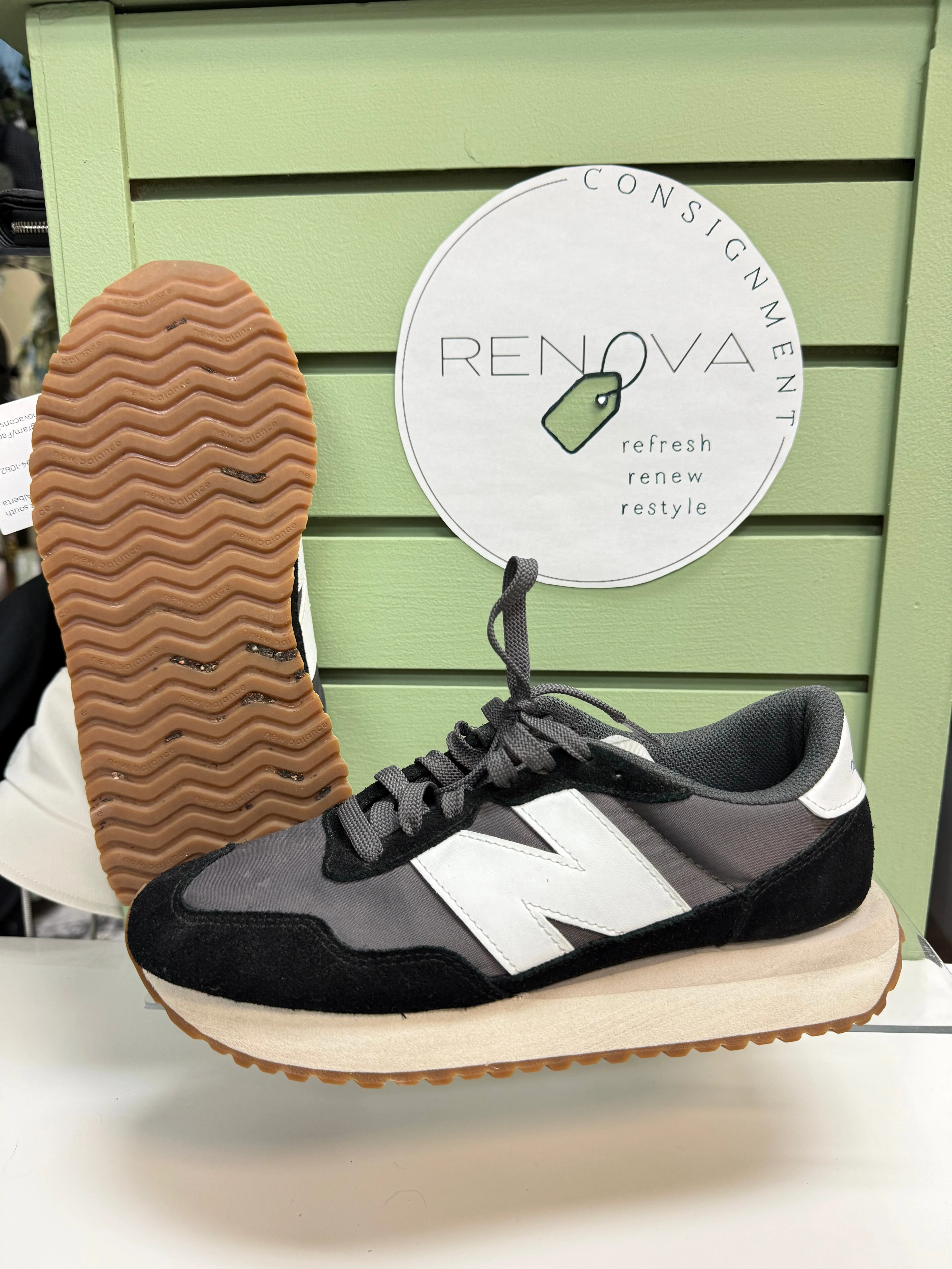 TPU Outsole Workout Flow New Balance 237V1 Sneakers (Mens 7.5/Womens 9)